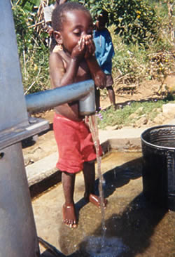 Child from Malawi uses a CWS-supported well